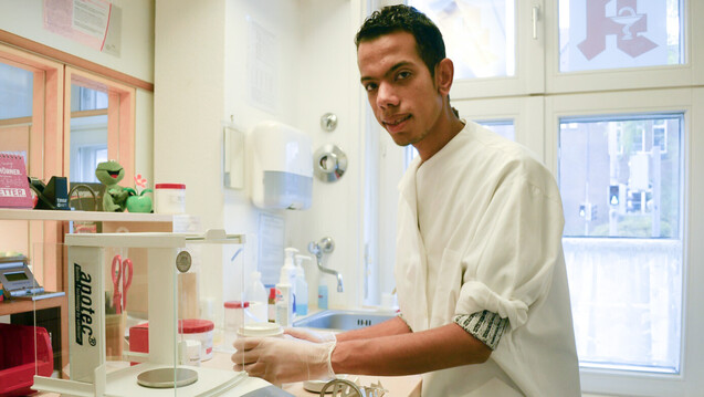 Muhammad
Alhussain hat unter anderem ein Praktikum in der Sonnen-Apotheke in Rendsburg
absolviert. (Foto: Trautrims)