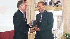 Sven Siebenand, stellvertretender Chefredakteur der PZ, überreichte den PZ-Innovationspreis an den Geschäftsführer von Bristol-Myers Squibb in Deutschland Han Steutel. (Foto: ck / daz)