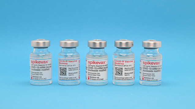 Apotheken konnten am gestrigen Dienstag erstmalig COVID-19-Vakzine zum selbst Verimpfen bestellen, unter anderem den Impfstoff von Moderna. (Foto: IMAGO / Lobeca)&nbsp;