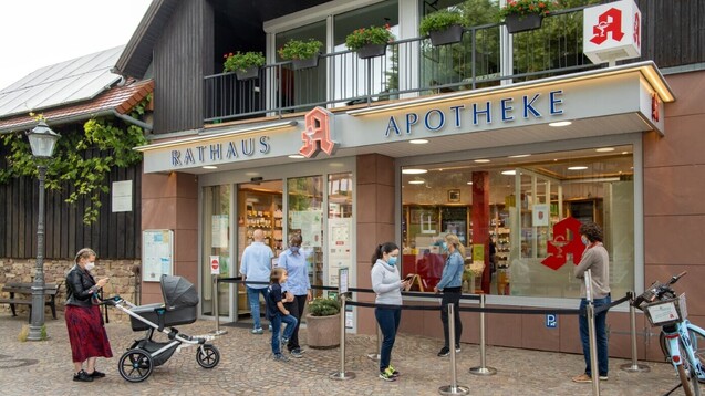 Wie der „Weser-Kurier“ am vergangenen Dienstag meldete, befürchten Apotheker in Bremen einen Ansturm: Wird es durch die kostenlose Ausgabe von FFP2-Masken zu langen Schlangen vor den Apotheken kommen – so wie im Frühjahr vor dieser bayerischen Apotheke? (Foto: Schelbert)