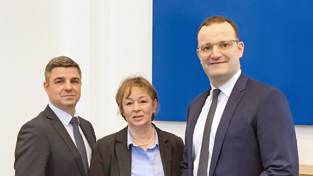 Andreas May und Tanja Kratt (li. und in der Mitte) von der Adexa waren am gestrigen Montag zu Besuch im BMG bei Bundesgesundheitsminister Jens Spahn (CDU). (Foto: Adexa)