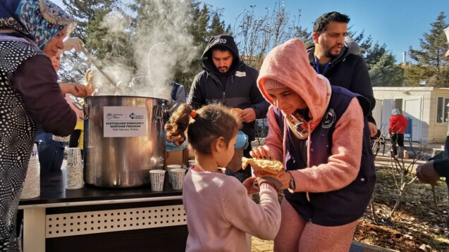 In den letzten zwölf Monaten wurden im Erdbebengebiet über 210.000 Mahlzeiten von der Hilfsorganisation action medeor verteilt. (Foto: action medeor e.V.)