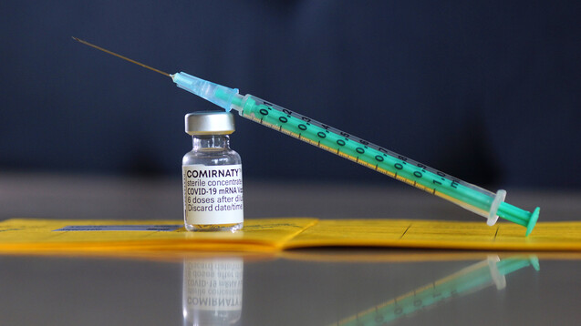 Comirnaty bleibt der Haupt-Impfstoff in den Arztpraxen. (Foto: IMAGO / CHROMORANGE)