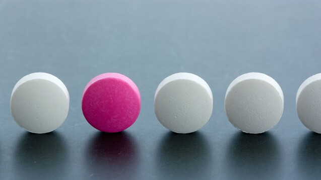 Real und Fake: Patienten, die online Arzneimittel bestellen ängstigen sich vor gefälschten Arzneimittel. (Foto: monropic / stock.adobe.com)