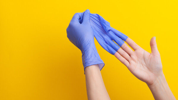 Wie zieht man Handschuhe richtig aus?