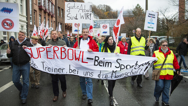 Mitarbeiter des Bayer-Konzerns protestieren gegen den geplanten Arbeitsplatzabbau. ( r / Foto: Christophe Gateau / dpa)