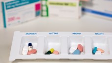Die
mehrmals tägliche Einnahme von Arzneimitteln ist für viele ältere Menschen eine
Selbstverständlichkeit. (Foto: Gundolf Renze / Fotolia)