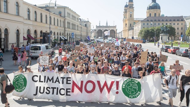 Jeden Freitag demonstrieren Klimaaktivisten für Klima-Gerechtigkeit, hier Ende August in München. Am kommenden Freitag hat die Fridays-for-future-Bewegung zum globalen&nbsp;Klimastreik aufgerufen. (m / Foto: imago images / Alexander Pohl)