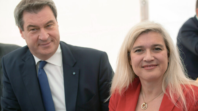 Bayerns Ministerpräsident Markus Söder setzt bei der Kabinettsbildung offenbar auf Kontinuität: Laut dpa darf die amtierende Gesundheitsministerin Melanie Huml auf ihrem Posten bleiben. ( r / Foto. Imago)