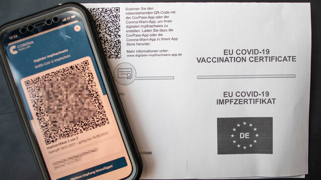 DAZ.online wollte wissen, ob die Apotheken trotz sinkender Vergütung weiter digitale Impfzertifikate ausstellen werden. (Foto: IMAGO / Reichwein)