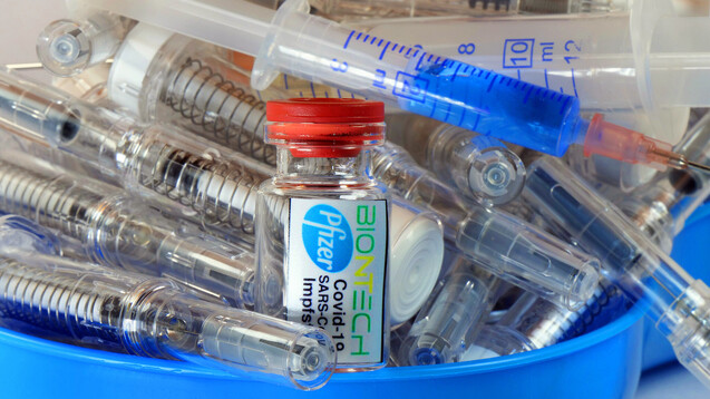 Biontech arbeitet nach Auskunft seines Finanzvorstandes an der Erhöhung der Lieferungen ab der Woche vom 15. Februar, um die Lieferung der vollen Menge an Impfstoffdosen im ersten Quartal zu ermöglichen. (Foto: IMAGO / Martin Wagner)
