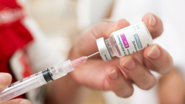 Wer unter 60 Jahren ist und bereits einmal mit dem AstraZeneca-Impfstoff geimpft wurde, soll für eine zweite Dosis eine Impfung mit einem mRNA-Impfstoff erhalten. (Foto: IMAGO / Fotoarena)