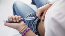 Dass Kinder mit Inselauto­antikörpern länger ohne Insulin auskommen, ist Ziel der Therapie mit Teplizumab. In der EU ist der Anti­körper bislang noch nicht zugelassen. (Foto: RFBSIP / AdobeStock)