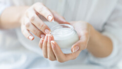 Unter Kosmetika-Anwendung kann es nicht nur zur Hautausschlag, sondern auch ernsten Nebenwirkungen kommen. (Foto: Rido / AdobeStock)