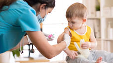In den USA können aller Voraussicht nach auch Kleinkinder bald gegen Corona geimpft werden.&nbsp;(s / Foto: Oksana Kuzmina / AdobeStock)