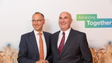 Bitte lächeln: Bayer-CEO Werner Baumann und Monsanto-Chef Hugh Grant traten nach der Einigung stolz vor die Presse. (Foto: dpa)
