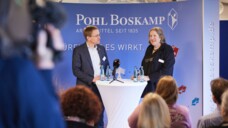 Ministerpräsident Daniel Günther und Firmenchefin Marianne Boskamp bei der Jubiläumsfeier.(Foto: Pohl Boskamp)