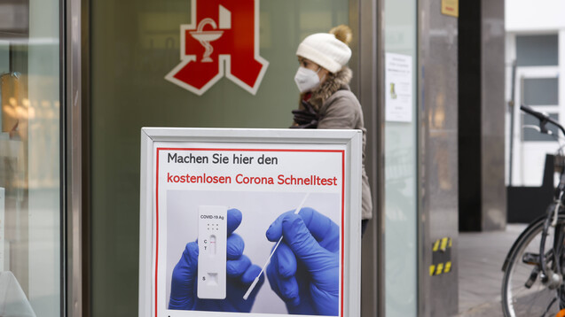 In Bayern dürfen Apotheken auch weiterhin Bürgertests durchführen, die notwendige Allgemeinverfügung wurde erneuert. (Foto: IMAGO / Rupert Oberhäuser)