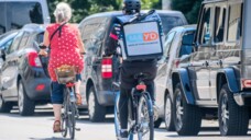 Fahrradkuriere stören nach Auffassung des Landgerichts Köln die Sonntagsruhe – die Menschen sollen an Sonn- und Feiertagen nicht an die&nbsp;werktäglichen&nbsp;Lebensvorgänge&nbsp;erinnert&nbsp;werden. (Foto: IMAGO / Michael Gstettenbauer)