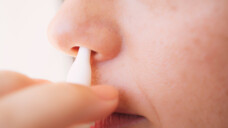 Aus hygienischen Gründen sind die Schleimhäute bei der Applikation von Nasensprays und Nasentropfen möglichst nicht zu berühren. (Foto: batuhan toker / AdobeStock)
