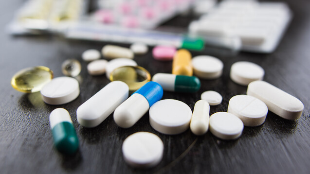 Die Bundesregierung will die GKV entlasten – gespart werden soll bei Arzneimitteln. (Foto: bodiaphoto / AdobeStock)