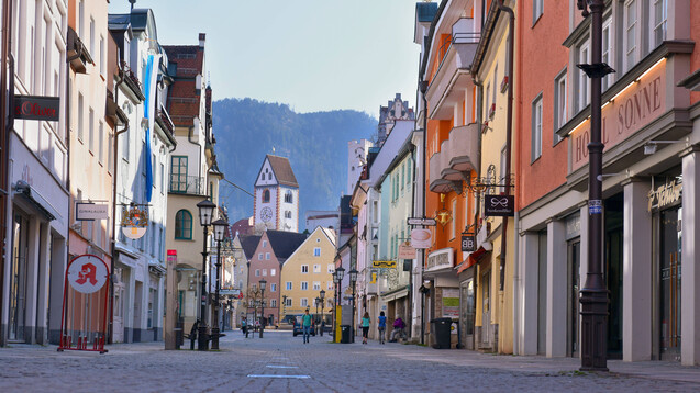 Auch in Bayern schwinden die Apotheken. Diese Fußgängerzone in Füssen (Allgäu) ist noch nicht betroffen. (Foto: imago images / MiS)