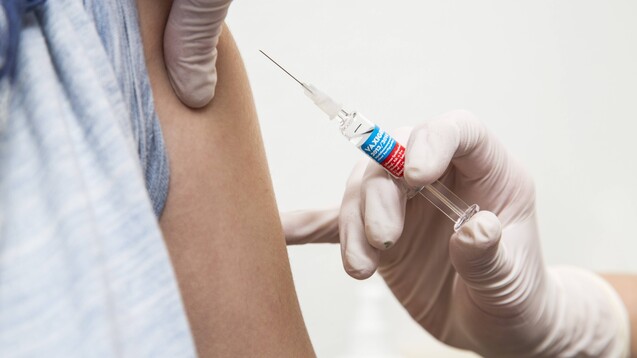 Bevor die Apotheker mit dem Impfen anfangen, sollten sie prüfen, ob sie ausreichend versichert sind, falls etwas schief geht. (Foto: imago images / Jochen Tack)&nbsp;