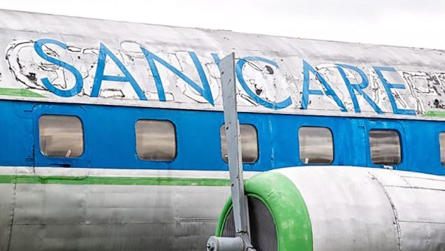 Unter einem früheren Betreiber versuchte die Versandapotheke Sanicare, mit Werbung auf einem historischen Flugzeug Aufmerksamkeit zu erregen. Nun führen Auseinandersetzungen zwischen den Gesellschaftern zu Schlagzeilen. (Foto: dpa)