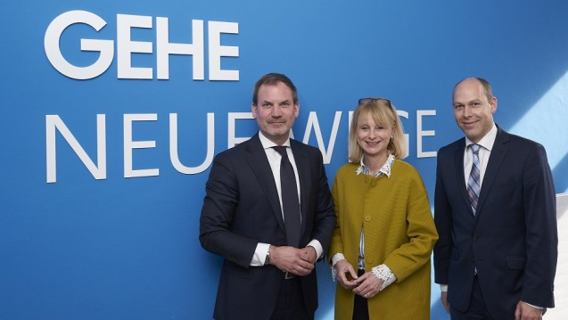 Karin Maag (CDU) mit dem Gehe-Vertriebschef Andreas Thiede (links) und Gehe-Chef Peter Schreiner. (Foto: Gehe)