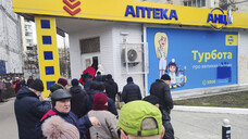 Vor den noch geöffneten Apotheken in der Ukraine bilden sich lange Schlangen. Es herrscht ein in akuter Mangel an Arzneimitteln, weil Transporte nicht durchkommen. (s / Foto: IMAGO / Ukrinform)