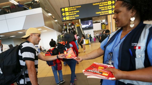 Inzwischen ist das Virus schon in den USA: Reisende erhalten Aufklärungsbroschüren am Jorge Chavez Flughafen in Callao, Peru. (Foto: picture alliance / Photoshot)