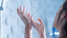 Eine Legionellose kann man sich unter der Dusche einfangen. (Foto:&nbsp;torwaiphoto / Adobe Stock)
