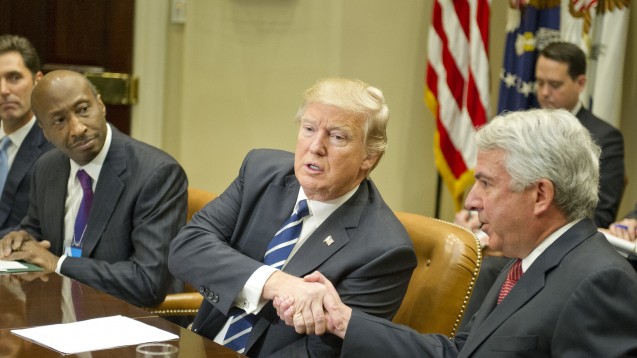 Auf Tuchfühlung: Trump und der Vorstand von Celgene. (Foto: dpa)