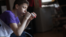 Wissenschaftler haben Daten aus 15 Jahren von 425.965 Kindern im Alter zwischen zwei und 17 Jahren mit bestätigter Asthma-Diagnose ausgewertet. (Foto: Branimir / AdobeStock)