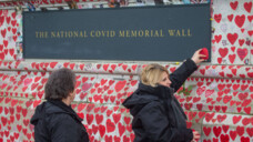 In London dient diese Mauer der Erinnerung an Menschen, die an COVID-19 verstorben sind. (Foto: imago images / ZUMA Wire)