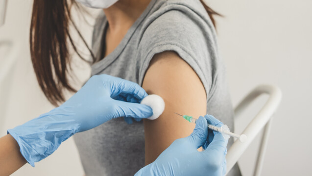 Für die aktuelle COVID-19-Impfsaison stehen an die Omikron-Variante XBB1.5 angepasste Impfstoffe zur Verfügung. (Foto: Pormezz/AdobeStock)