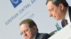 Der Leitzins in Europa bleibt auf Rekordtief: Mario Draghi (r), Präsident der Europäischen Zentralbank (EZB), auf einer Pressekonferenz neben seinem Stellvertreter Vitor Constancio. (Foto: Arne Dedert / dpa)