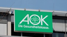 Die AOK Bayern will von vielen Engpässen nichts wissen und beschwert sich deswegen über die Verwendung des Sonderkennzeichens. (j/Foto: imago images / Ralph Peters)