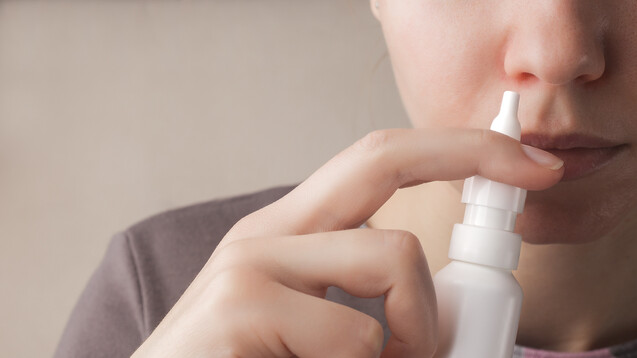 Abschwellende Nasensprays mit Xylometazolin verengen die Blutgefäße in der Nase, was das Atmen erleichtert. Doch nicht jeder Patient darf Wirkstoffe wie Xylometazolin benutzen. Welche Alternativen gibt es? (p / Foto: grey / stock.adobe.com)