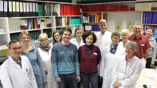Ein Teil des
Teams der Apotheke des Klinikums Heidenheim mit Sebastian Walesch (1. Reihe, 4.
v.r.) und Chefapotheker Dr. Werner Grieb (2. Reihe, 4. v.r.)