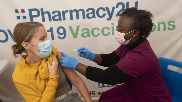 Beim Thema „Impfen in der Apotheke“ scheint es so, als haben manche Ärztinnen und Ärzte eine riesengroße Angst davor, dass wir ihnen etwas wegnehmen könnten. (Foto: IMAGO / Cover-Images)