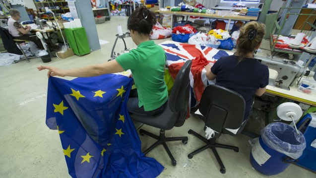 Wird die Bonner Fahnenfabrik BOFA-Doublet GmbH zukünftig vermehrt EU-Flaggen nähen – und seltener den Union Jack? (Foto: dpa / picture alliance)