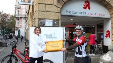 Der Pharmagroßhändler Alliance
Healthcare beliefert die Apothekerin Suzanne Sennecke-Boelch, Holzmarkt-Apotheke, einmal am Tag
mit dem Cargo Bike. (Foto: Alliance Healthcare)