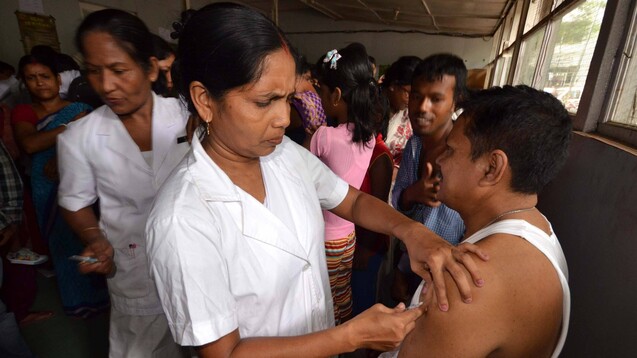 Ist die scheinbare Hektik, mit der eine indische Regierungsinstitution einen COVID-19-Impfstoff testen will, politisch motiviert? (x / Foto: Symbolbild einer Impfszene aus 2014 / imago images / ZUMA Press)