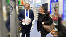 FDP-Bundestagsabgeordnete Katrin Helling-Plahr besucht die Rathaus-Apotheke in Hagen. Apotheker Christian Fehske erläutert die tatsächliche Lage der Apotheken. (Foto: Rathaus-Apotheke Hagen)