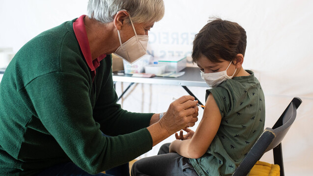 Die KBV verweist auf einen Hinweis des BMG, dass mit der EMA-Zulassung eine Impfung der Kinder zwischen fünf bis elf Jahren möglich sei. (Foto: IMAGO / SEPA.Media)