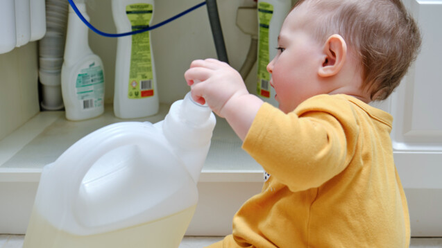 Immer wieder kommt es leider vor, dass Kleinkinder Reinigungsmittel trinken – sie wissen noch nicht, was essbar ist und was nicht.&nbsp;(Foto: Андрей Журавлев / AdobeStock)