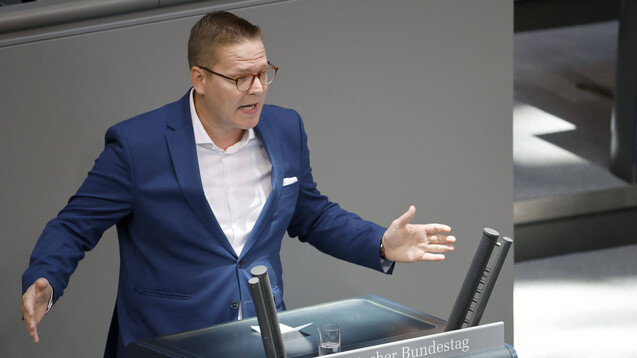 CDU-Gesundheitsexperte Tino Sorge hält nichts davon, die Apotheken in der aktuellen Situation weiter zu belasten. (Foto: IMAGO / Future Image)