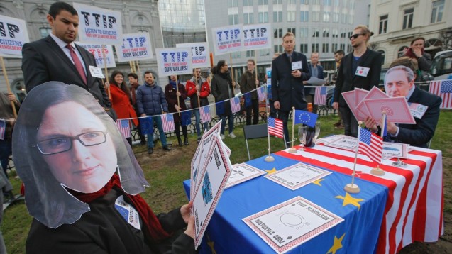 Gegen TTIP protestieren auch Apotheker - hier die Mitglieder der Grünen-Fraktion im Europäischen Parlament. (Foto: EPA / Olivier Hoslet / dpa)
