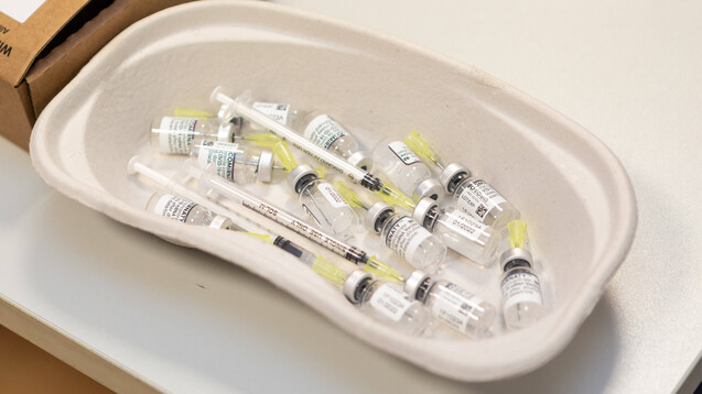 Kurz vor dem Jahreswechsel legte das BMG noch den Referentenentwurf zur Änderung der Coronavirus-Impfverordnung vor, der die Details zu den Impfungen in den Apotheken regeln soll. Die ABDA hat nun Stellung bezogen. (Foto: IMAGO / Fotostand)